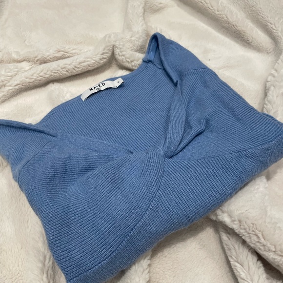 Blue playful/romantic crop top 💙🦋 - Picture 2 of 9